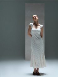 Koronkowa sukienka midi syrenka - kremowy. Białe sukienki damskie Sinsay, l, bez wzorów, z koronki, bez kołnierzyka, bez ramiączek, midi. Za 79.99 zł.