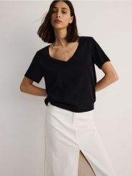 Bawełniany t-shirt - czarny. Czarne t-shirty damskie Reserved, l, bez wzorów, z bawełny, bez kołnierzyka. W wyprzedaży za 29.99 zł.