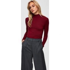 Koszulka w kolorze bordowym. Czerwone bluzki damskie Selected Femme, xs, bez wzorów, bez kołnierzyka, bez ramiączek. W wyprzedaży za 85.95 zł.