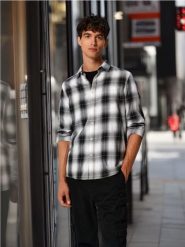 Koszula w kratę - czarny. Czarne koszule męskie Sinsay, l, bez wzorów, bez kołnierzyka, bez ramiączek. Za 69.99 zł.