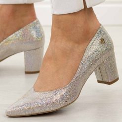 Srebrne multi skórzane Polskie czółenka damskie na obcasie Prestige 2105/OBL. Szare czółenka damskie Prestige, bez wzorów, ze skóry, bez obcasa, na obcasie. W wyprzedaży za 398.97 zł.