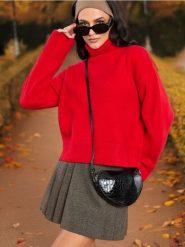 Sweter z golfem - czerwony. Czerwone golfy damskie Sinsay, l, bez wzorów, bez ramiączek. Za 49.99 zł.