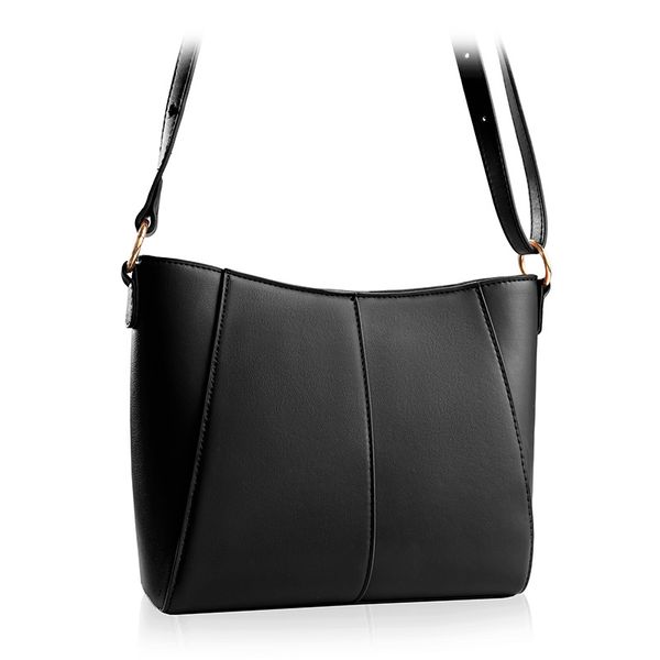 Torebka damska na ramię MILEY BETLEWSKI® czarny. Czarne torebki klasyczne damskie bez wzorów, ze skóry ekologicznej, bez dodatków. Za 159.99 zł.