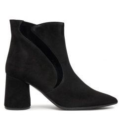 Botki Baldowski. Czarne botki damskie Baldowski, bez obcasa, na słupku, bez zapięcia. Za 759.99 zł.