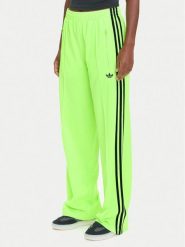 Adidas Spodnie dresowe adicolor Classic Firebird JW1228 Zielony Loose Fit. Zielone spodnie dresowe damskie Adidas, m, bez wzorów, z dresówki. Za 219.99 zł.
