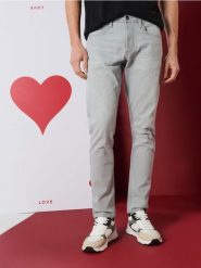 Jeansy slim z efektem sprania - kremowy. Białe jeansy męskie Sinsay. Za 49.99 zł.