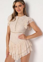 Beżowy Taliowany Koronkowy Kombinezon z Ażurowymi Wstawkami i Falbanami Tinarosi. Brązowe kombinezony damskie Born2be, m, w ażurowe wzory, z koronki, eleganckie, bez kołnierzyka, bez ramiączek. Za 129.99 zł.