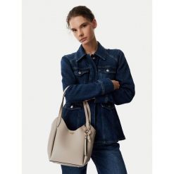 Torebka Guess. Brązowe torebki klasyczne damskie Guess, z aplikacjami, bez dodatków. Za 584.99 zł.