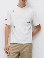 T-shirt relaxed z haftem - złamana biel. T-shirty męskie Reserved, l, bez wzorów, z bawełny, bez kołnierzyka. W wyprzedaży za 49.99 zł.