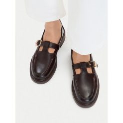 Półbuty U.S. Polo Assn. Brązowe półbuty damskie U.S. Polo Assn., bez wzorów, bez obcasa. Za 259.99 zł.