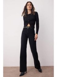 Trendyol Dżinsy - Comfort fit - w kolorze czarnym rozmiar: 36. Czarne jeansy damskie Trendyol, z podwyższonym stanem. Za 83.03 zł.