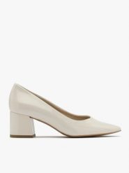 Kremowe czółenka na masywnym obcasie. Białe czółenka damskie Ryłko, bez wzorów, z lakierowanej skóry, bez obcasa, na obcasie. W wyprzedaży za 199.99 zł.