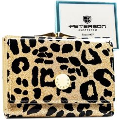Złoty portfel damski ze skóry ekologicznej i naturalnej w cętki, zamykany biglem i zatrzaskiem - Peterson. Żółte portfele damskie Peterson, bez wzorów, ze skóry ekologicznej. Za 119.99 zł.