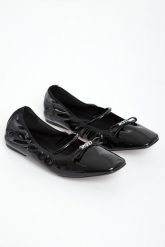 Baleriny damskie lakierowane DKNY. Baleriny damskie DKNY, bez wzorów, z lakierowanej skóry, bez obcasa. W wyprzedaży za 463.20 zł.