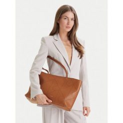 Torebka Calvin Klein. Brązowe torebki klasyczne damskie CALVIN KLEIN, bez wzorów, bez dodatków. Za 1,099.00 zł.