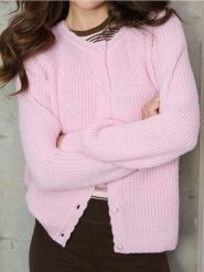 Prążkowany sweter - różowy. Czerwone swetry klasyczne damskie Sinsay, l, prążkowane, bez kołnierzyka. Za 49.99 zł.