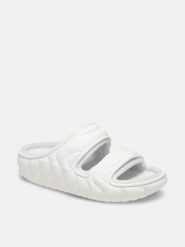 Crocs Klapki "Classic Cozzzy Overpuff" w kolorze kremowym rozmiar: 41/42. Brązowe klapki damskie Crocs, bez wzorów, z materiału, bez obcasa. Za 198.10 zł.