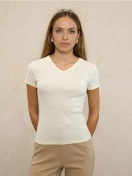 Bawełniana koszulka z dekoltem V - żółty. Żółte t-shirty damskie Sinsay, l, bez wzorów, z bawełny, bez kołnierzyka. Za 19.99 zł.