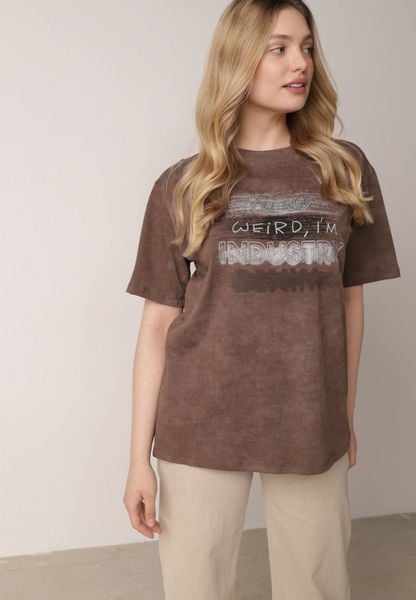 Brązowy T-shirt z Bawełny o Kroju Oversize z Napisem Orinvyra. Brązowe t-shirty damskie Born2be, m, bez wzorów, z bawełny, bez kołnierzyka. Za 49.99 zł.
