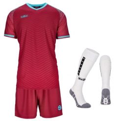 Komplet piłkarski Keeza Bergona. Czerwone szorty męskie KEEZA, bez wzorów, z bawełny, eleganckie. Za 110.00 zł.