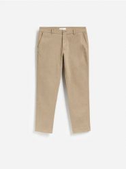 Spodnie chino slim fit - beżowy. Brązowe spodnie materiałowe męskie Reserved, bez wzorów, z bawełny. Za 149.99 zł.