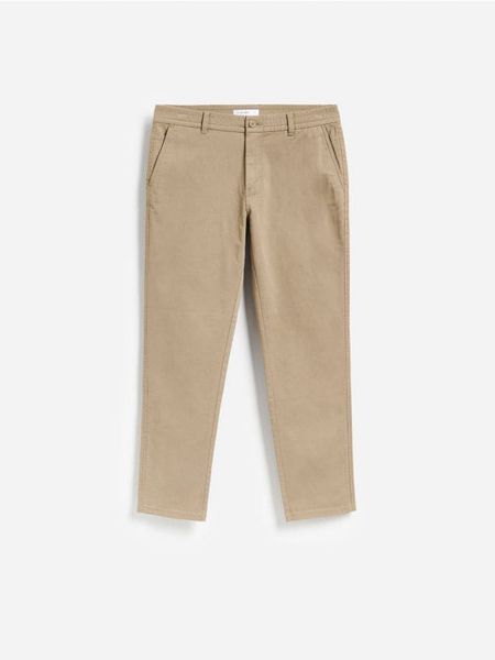 Spodnie chino slim fit - beżowy. Brązowe spodnie materiałowe męskie Reserved, bez wzorów, z bawełny. Za 149.99 zł.