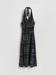 Wzorzysta sukienka midi - czarny. Czarne sukienki damskie Reserved, l, bez wzorów, z dzianiny, bez kołnierzyka, bez ramiączek, midi, rozkloszowane. Za 129.99 zł.
