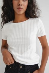 Dopasowany top z krótkimi rękawami z delikatnego prążka w kolorze CLASSIC WHITE - UNITY-S. Białe topy damskie Marsala, s, bez wzorów, z bawełny, bez kołnierzyka. Za 129.90 zł.