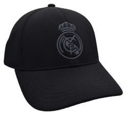Czapka z daszkiem Real Madryt - oficjalna licencjonowana. Czarne czapki męskie Real Madrid, bez wzorów, z materiału. Za 99.00 zł.