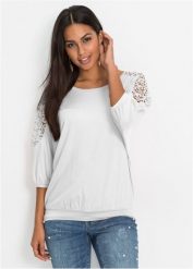 Bluzka oversize z mieszanki wiskozy. Czerwone bluzki damskie bonprix, z aplikacjami, z koronki, bez kołnierzyka, bez ramiączek. Za 79.99 zł.