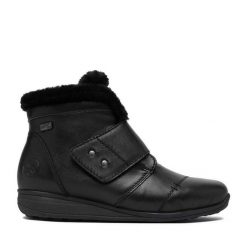 Botki Rieker. Czarne botki damskie Rieker, bez obcasa, na płaskiej podeszwie, bez zapięcia. Za 439.99 zł.