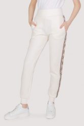Spodnie Kobieta GUESS ACTIVE BRITNEY JOGGER. Białe spodnie materiałowe damskie Guess Active, z aplikacjami, z materiału, casualowe. Za 369.65 zł.