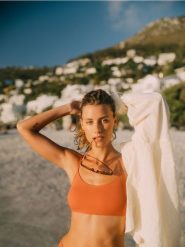 Góra od bikini - bursztynowy. Pomarańczowe bikini damskie Reserved, bez wzorów. W wyprzedaży za 29.99 zł.