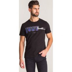 Czarny t-shirt Just Cavalli z fioletowym nadrukiem. Czarne t-shirty męskie Just Cavalli, l, z aplikacjami, z bawełny, bez kołnierzyka. Za 203.60 zł.