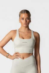 Damski stanik sportowy z krzyżowanymi plecami – kremowy. Białe biustonosze sportowe damskie AESTHETIC WOLF, bez wzorów, z dzianiny. Za 109.99 zł.