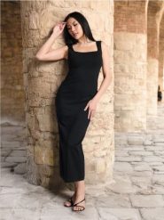 Sukienka midi - czarny. Czarne sukienki damskie Sinsay, l, bez wzorów, klasyczne, bez kołnierzyka, bez ramiączek, midi. Za 39.99 zł.