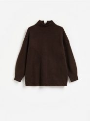 Wełniany sweter ze stójką - brązowy. Brązowe swetry klasyczne damskie Reserved, l, z wełny, bez kołnierzyka. Za 239.99 zł.