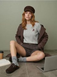 Sweter z haftem misia - szary. Szare swetry klasyczne damskie Sinsay, l, bez kołnierzyka. Za 49.99 zł.