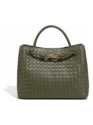 SUVRAI Torebka w kolorze khaki - 30 x 23 x 13 cm rozmiar: onesize. Brązowe torebki klasyczne damskie SUVRAI, bez wzorów, z materiału, bez dodatków. Za 152.99 zł.