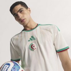 Koszulka domowa Algieria 26 Authentic. Białe t-shirty sportowe męskie Adidas, s, z dzianiny, bez ramiączek, do piłki nożnej, climacool (adidas). Za 649.00 zł.