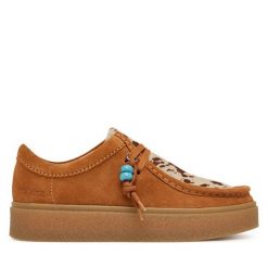 Półbuty Clarks. Brązowe półbuty damskie Clarks, bez wzorów, bez obcasa, na płaskiej podeszwie. Za 519.99 zł.