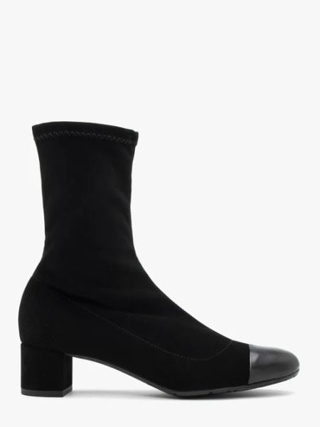 Czarne botki z lakierowanym noskiem. Czarne botki damskie Ryłko, z nubiku, z okrągłym noskiem, bez obcasa, na obcasie, bez zapięcia. W wyprzedaży za 229.99 zł.