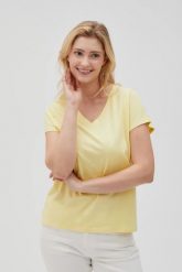 Bawełniny t-shirt z dekoltem w serek żółty. Żółte t-shirty damskie MOODO, l, bez wzorów, z bawełny, bez kołnierzyka. Za 29.99 zł.