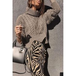 Sweter SIENA. Brązowe kardigany damskie Sweter SIENA, uniwersalny, bez wzorów. W wyprzedaży za 89.00 zł.