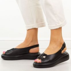 Czarne skórzane sandały damskie Cambell 07339. Czarne sandały damskie Cambell, z aplikacjami, z jeansu, bez obcasa, na platformie. Za 219.00 zł.