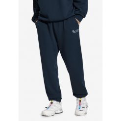 Spodnie dresowe męskie Prosto Football. Niebieskie spodnie dresowe męskie Prosto., bez wzorów, z dresówki. W wyprzedaży za 193.99 zł.