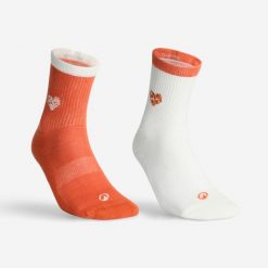 Skarpety sportowe RS300 wysokie 2 pary specjalna edycja Roland Garros. Białe skarpetki damskie Decathlon, bez wzorów, z bawełny. Za 34.99 zł.