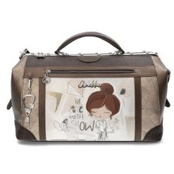 Torba podróżna damska Anekke, z ozdobnym nadrukiem i metalowym logo zapinana na suwak wyposażona w wygodną rączkę oraz regulowany pasek pojemna i fun. Brązowe torebki klasyczne damskie Anekke, z aplikacjami, z nadrukiem, bez dodatków. Za 699.00 zł.