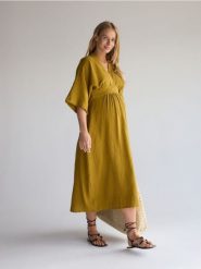 Sukienka typu kimono - oliwkowy. Zielone sukienki damskie Reserved, l, bez wzorów, z bawełny, bez kołnierzyka, bez ramiączek. Za 169.99 zł.