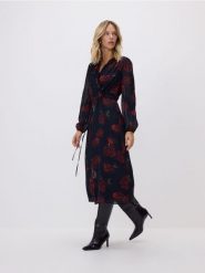 Sukienka z nadrukiem w róże - czarny. Czarne sukienki damskie Reserved, l, bez wzorów, z wiskozy, bez kołnierzyka, bez ramiączek. Za 239.99 zł.